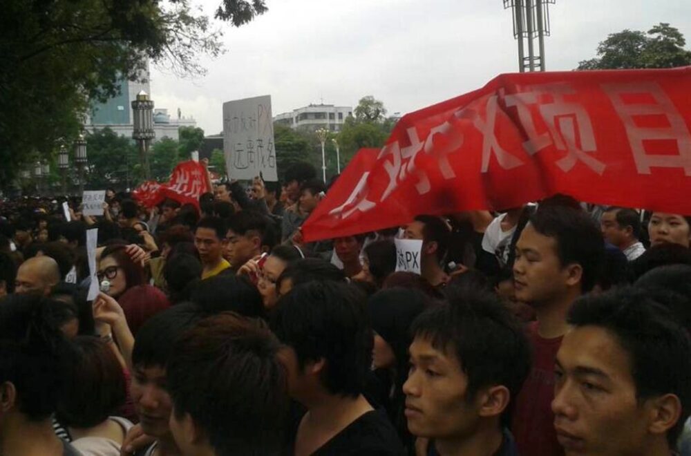 Mass protest against pollutiong chemical factory in Maoming, China