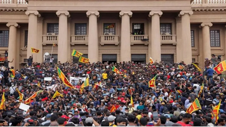 斯里兰卡：群众攻入总统府，戈塔巴雅下台