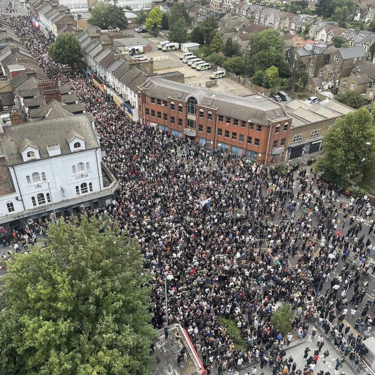 英国：千计群众上街击退极右